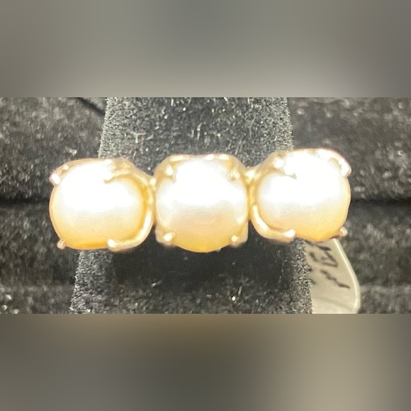 SILVER FANCY RICH LOOKING WOMEN 3 PEARL  RING SIZR 4.5 - Picture 1 of 2